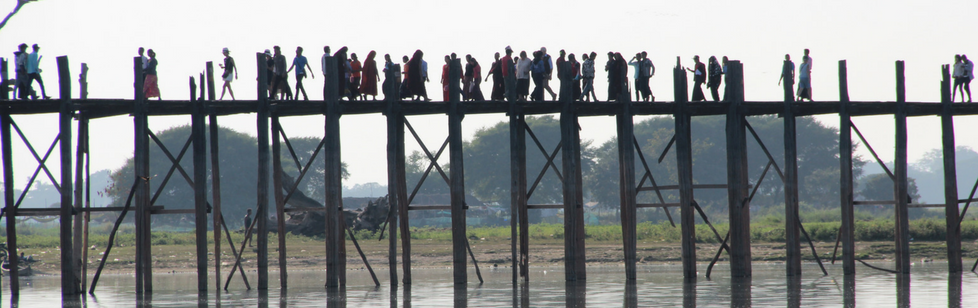 Auf diesem Bild ist eine Brücke zu sehen, auf der Menschen stehen. Dieses Bild soll verbildlichen, dass es auch in Streitsituationen eine Verbindung zu den Seiten der beiden streitenden Parteien.